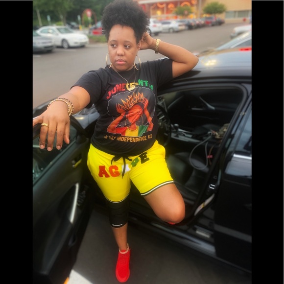 💕🦋MEET THE POSHER!!! - Picture 3 of 7